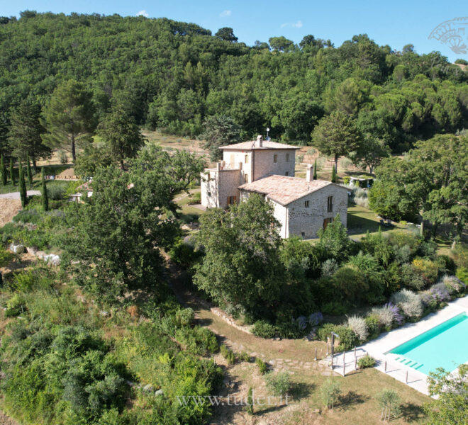 Assisi, casale ristrutturato, piscina e dependance