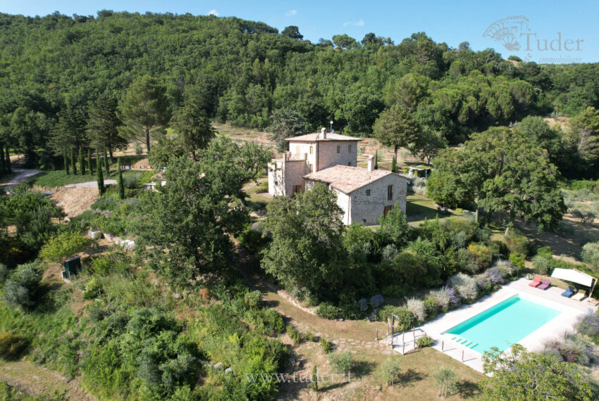 Assisi, casale ristrutturato, piscina e dependance